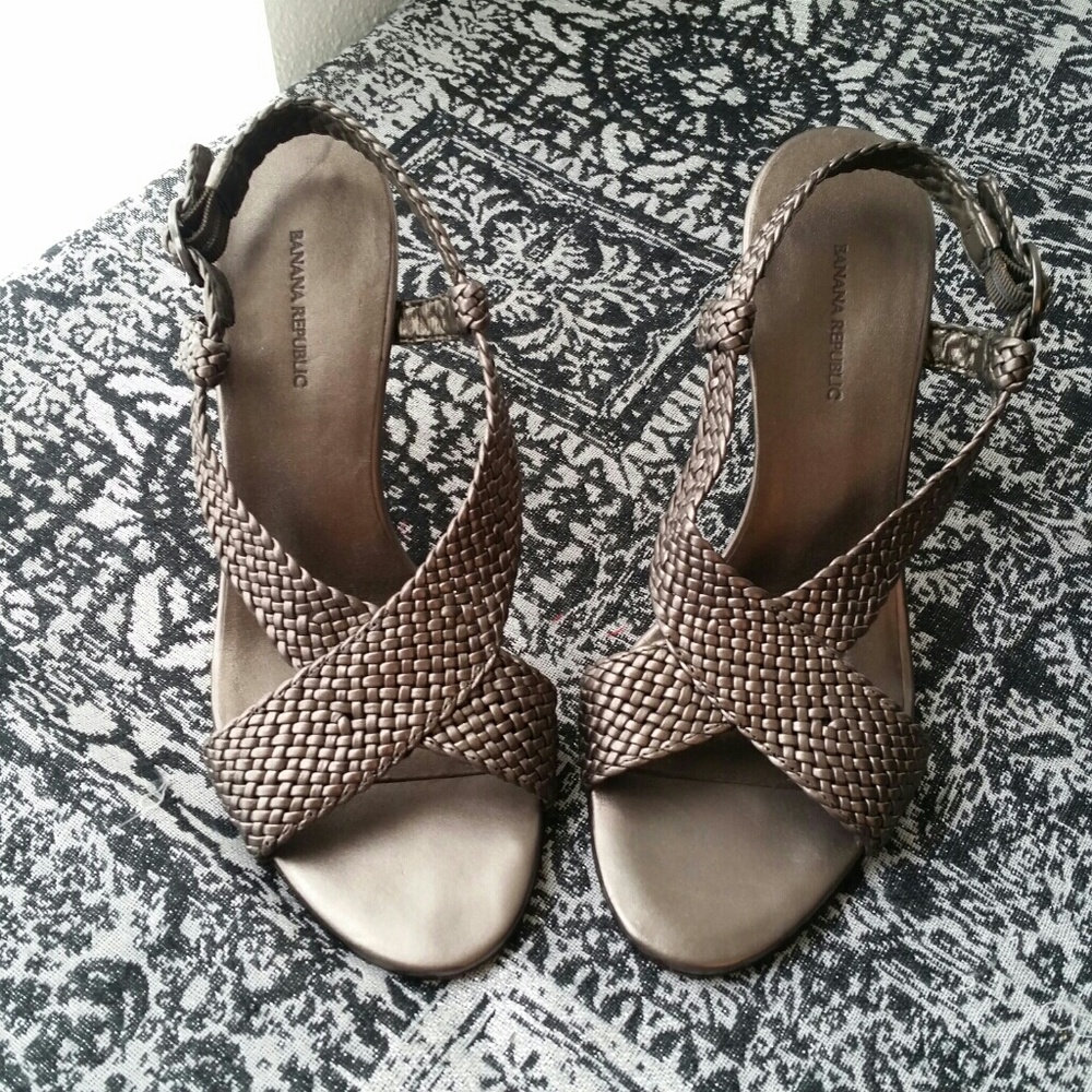 BANANA REPUBLIC.....GORGEOUS HEELS
